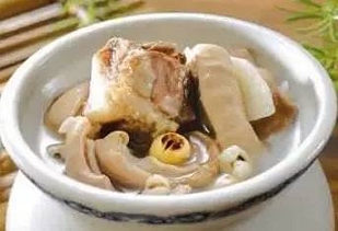 猪小肚煲薏米芡实汤